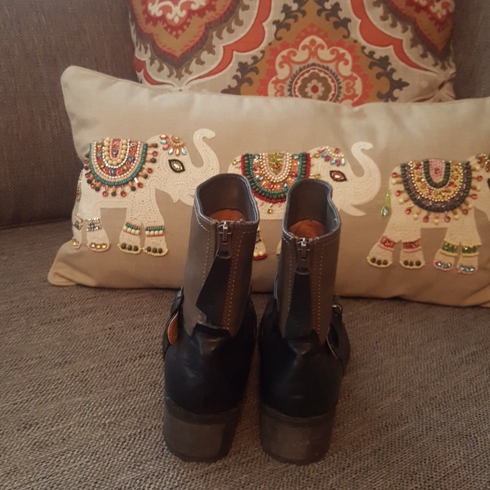 Boots - Picture 4 of 4
